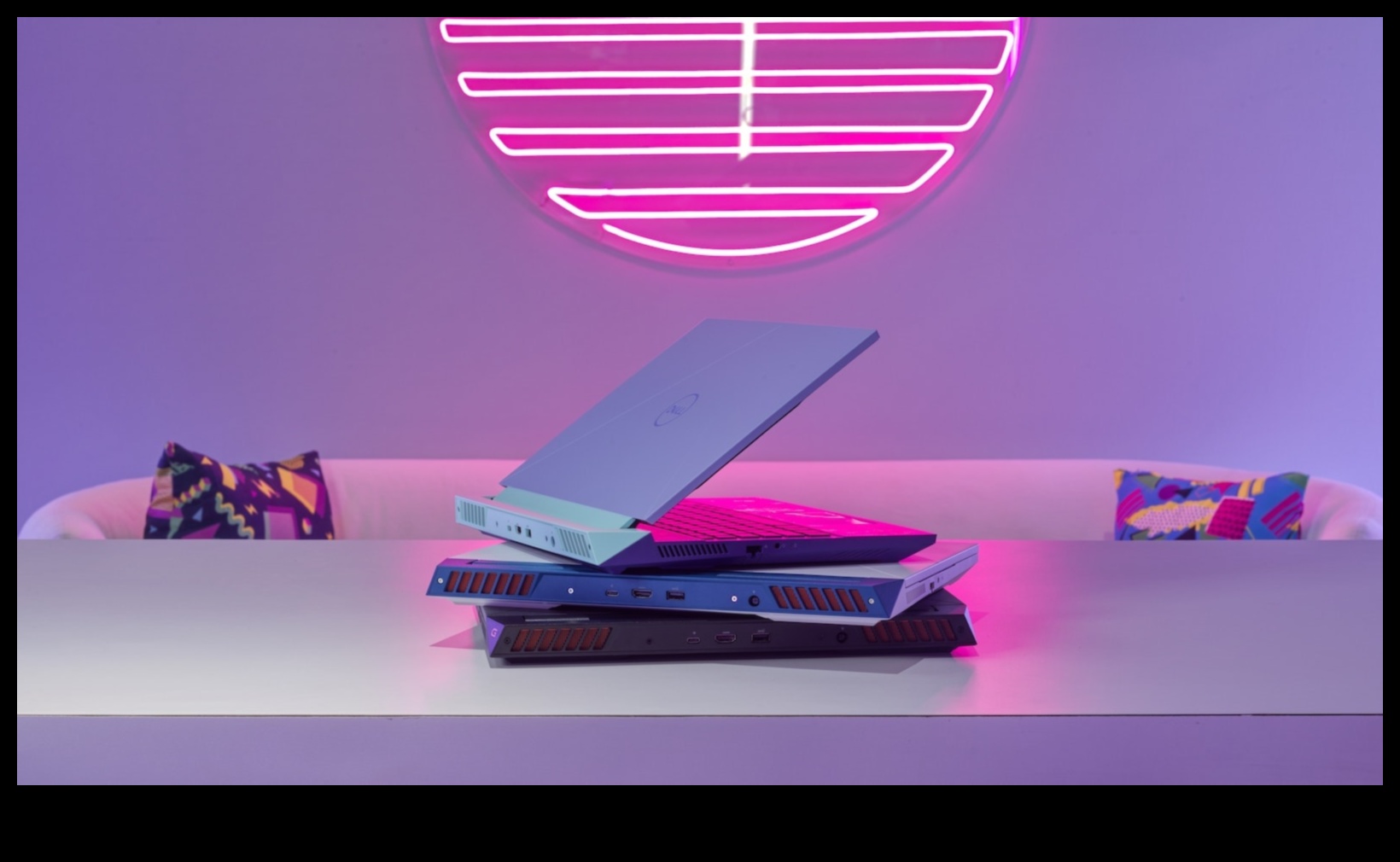 Tehnika atbilst tradīcijām: retro stila spēļu klēpjdatori ar modernām funkcijām