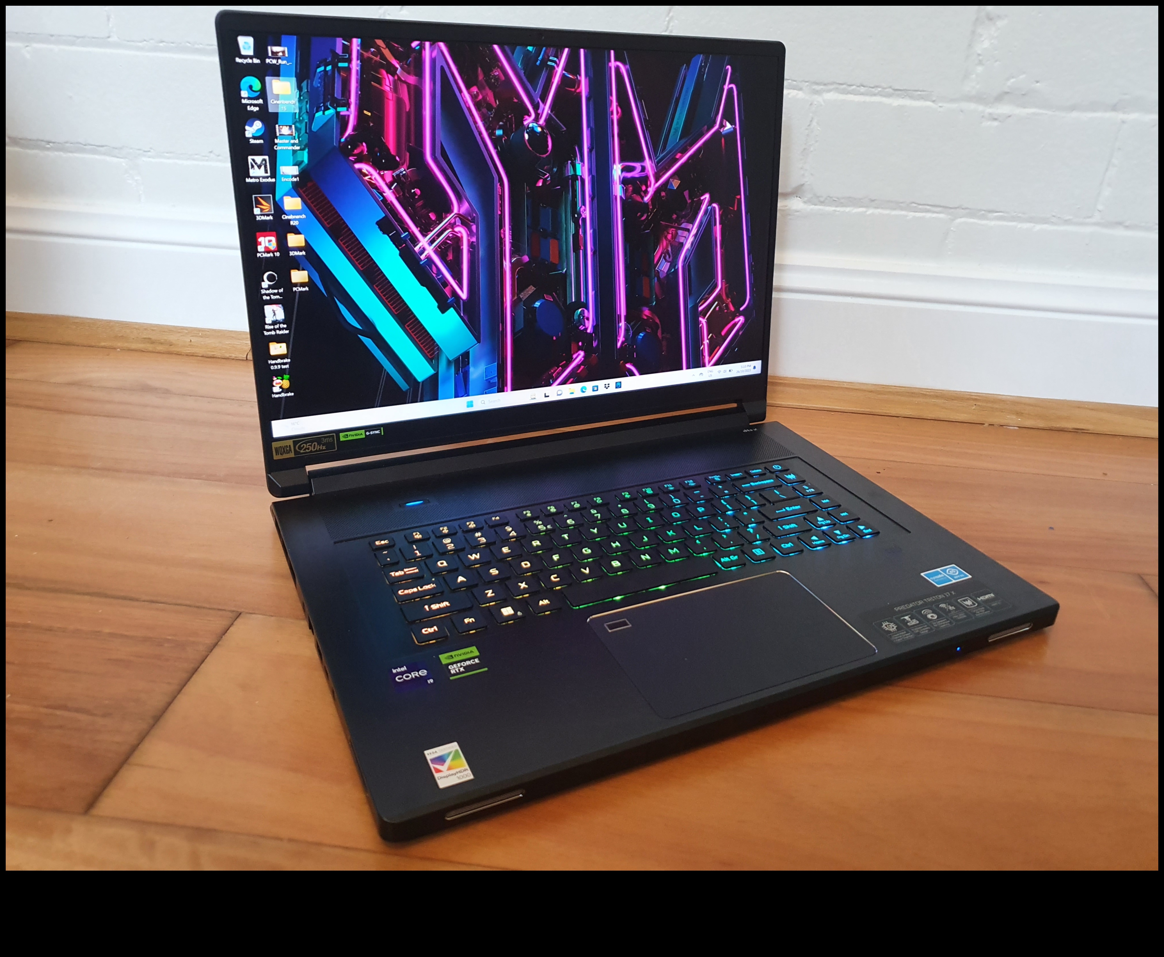 Tehnika atbilst tradīcijām: retro stila spēļu klēpjdatori ar modernām funkcijām