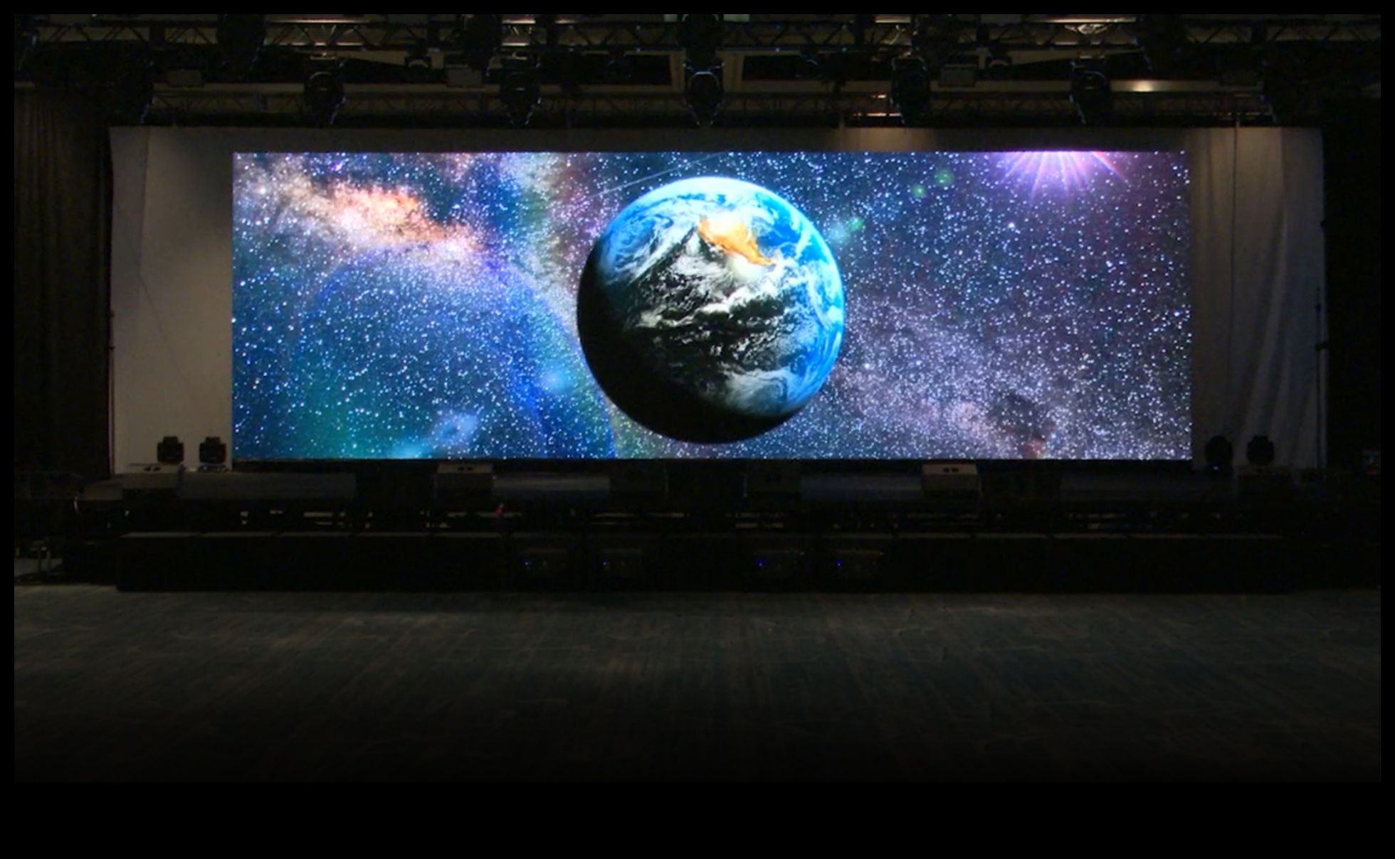 Audiovizuālā alķīmija: elektronika iespaidīgas biroja pieredzes radīšanai