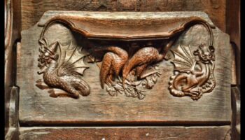 Majestic Misericords: grebti sēdekļi gotiskā kora stendos